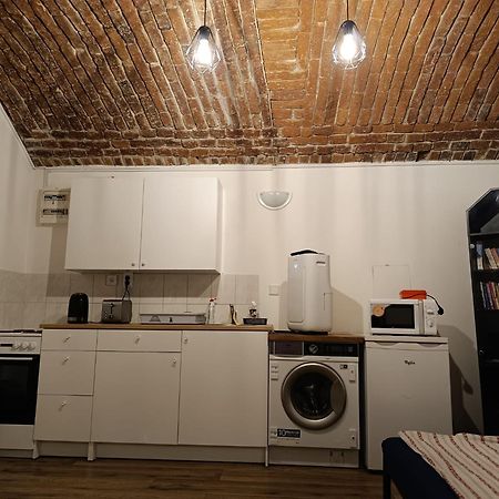 Basic Underground Apartments Next To The Center - Best Tram Line, Cool Local Area Prague Extérieur photo